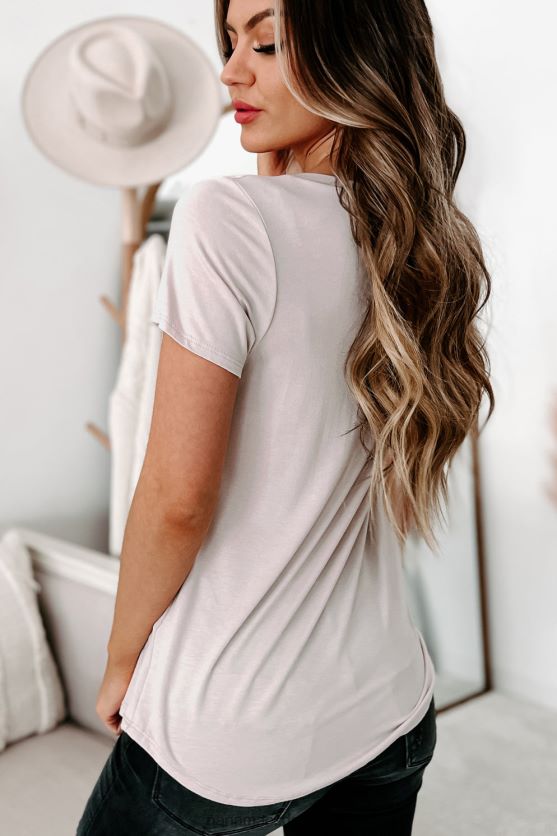 gør det nemt med v-hals lomme-t-shirt NanaMacs XJPBDL660 lys taupe