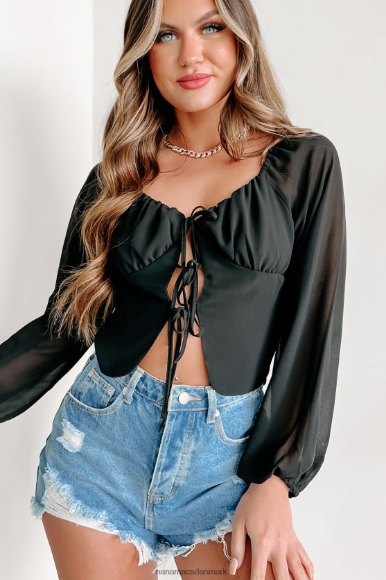 det er et look med bindebånd foran med langærmet top NanaMacs XJPBDL830 sort