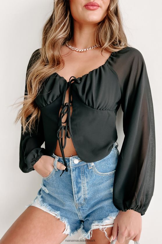 det er et look med bindebånd foran med langærmet top NanaMacs XJPBDL830 sort