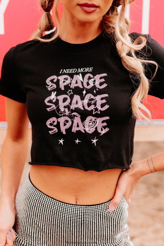 jeg har brug for plads rå hem grafisk beskæring tee NanaMacs XJPBDL1096 sort