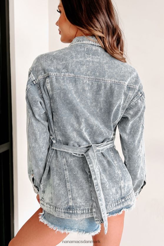oven på min denimjakke med spilbælte NanaMacs XJPBDL3762 blå denim